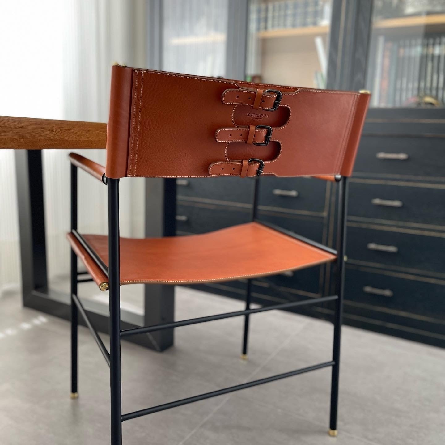 Silla Repose - Hecha a mano en piel vacuna con detalles de latón, totalmente personalizable