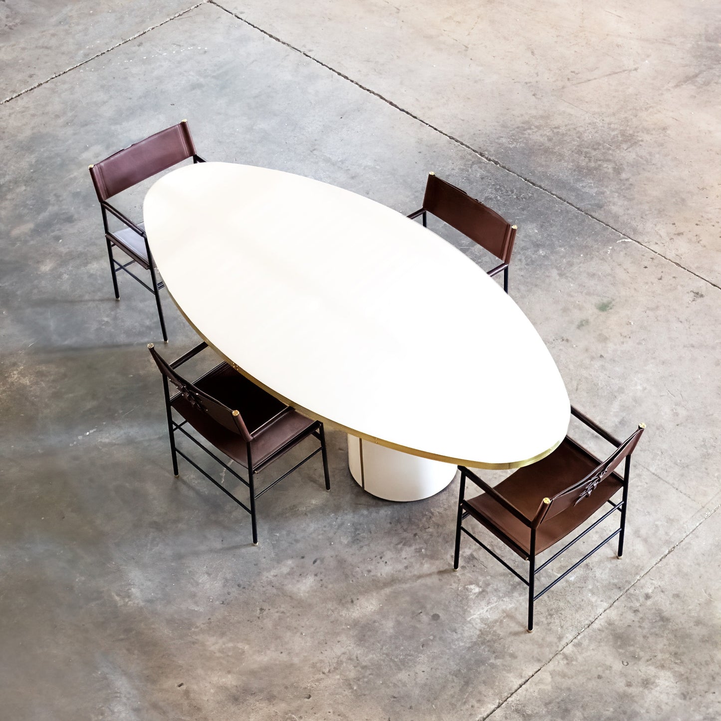 Silla Repose - Hecha a mano en piel vacuna con detalles de latón, totalmente personalizable