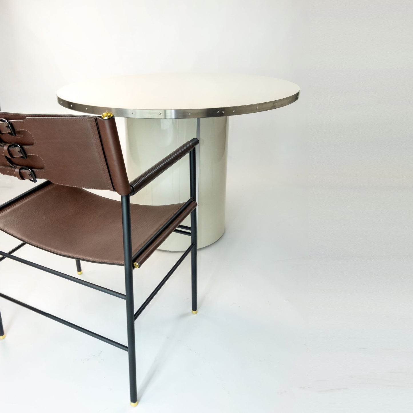 Silla Repose - Hecha a mano en piel vacuna con detalles de latón, totalmente personalizable