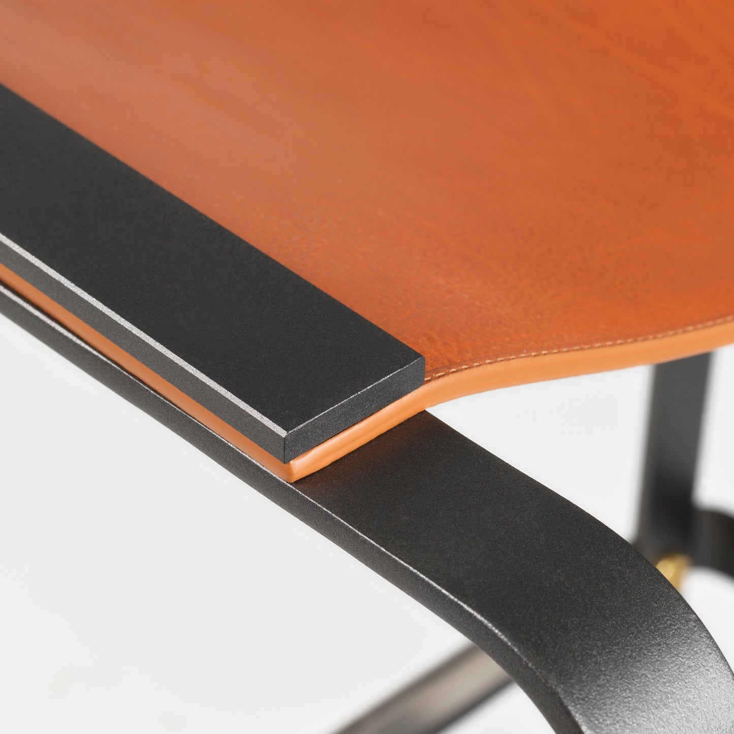 Wanderlust Taburete de cocina con respaldo - Hecho a mano y personalizable