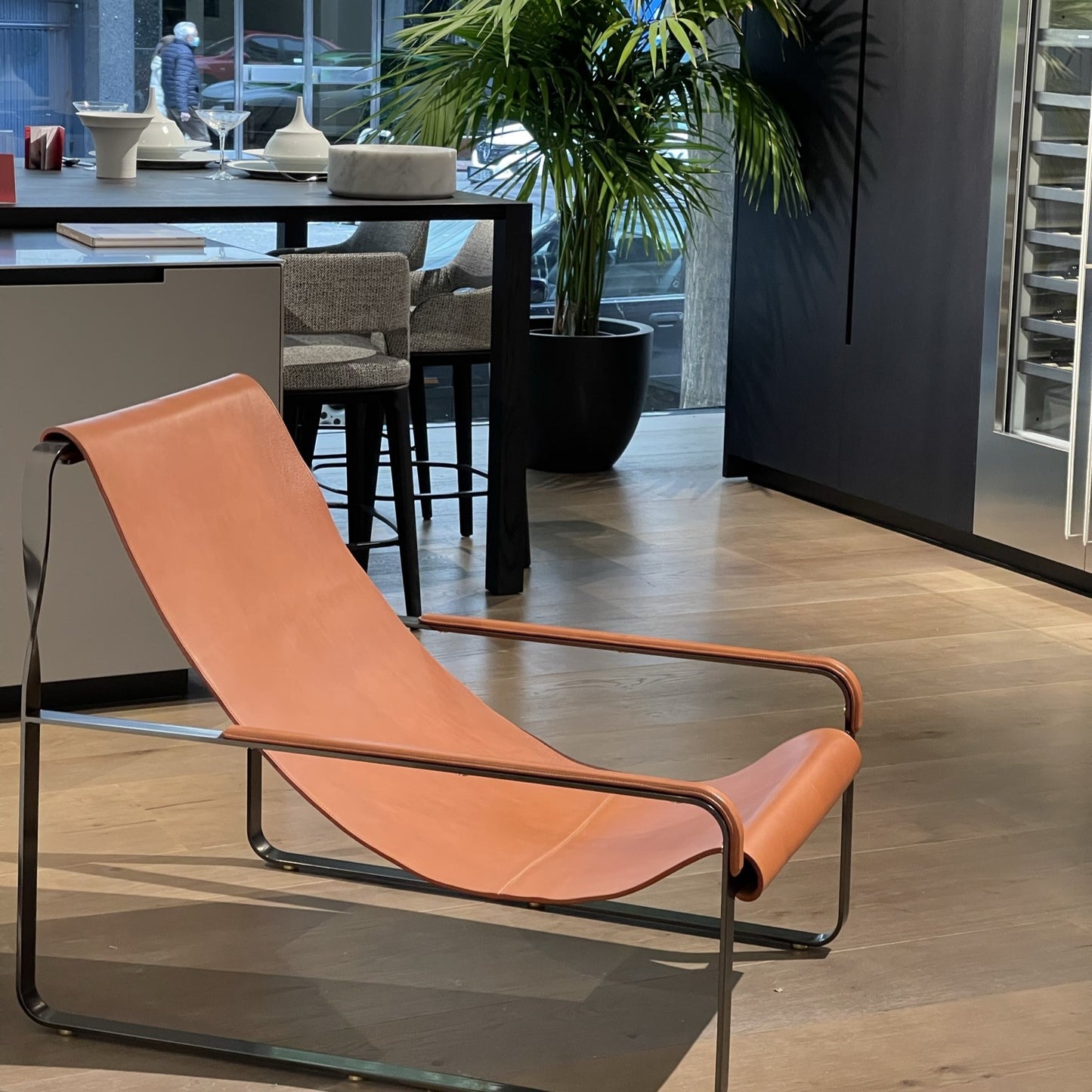 Chaise Longue Wanderlust de cuero y metal hecha a mano
