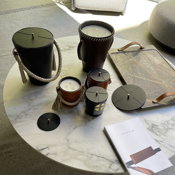 Vela artesanal personalizable de cuero con detalles de latón