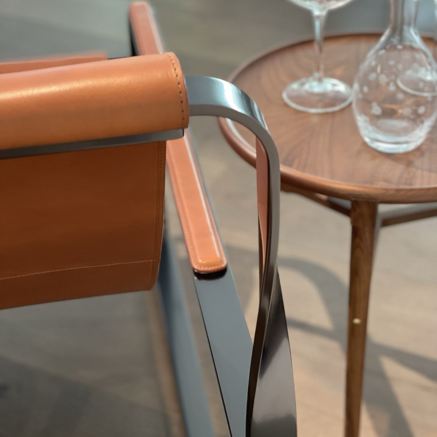 Chaise Longue Wanderlust de cuero y metal hecha a mano
