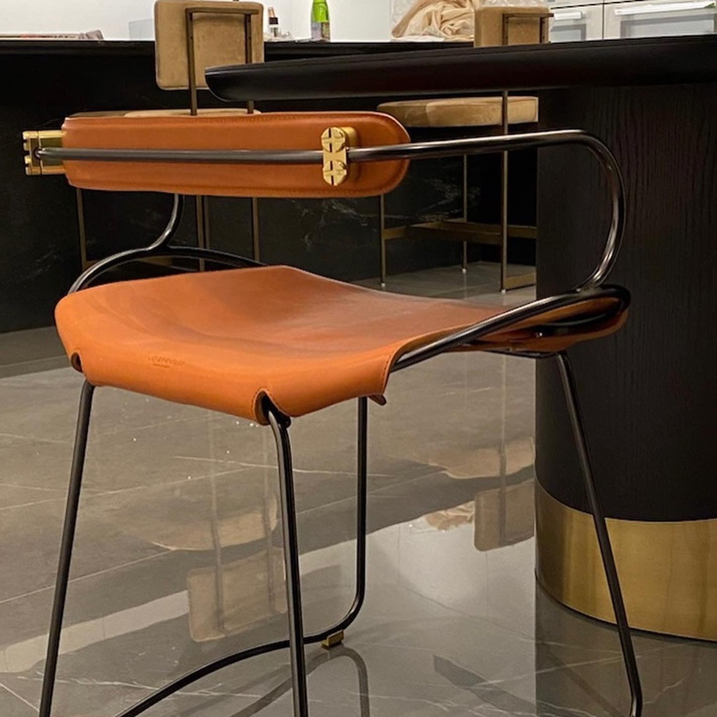 Silla Hug - Personalizable y hecha a mano en piel de vaca y acero