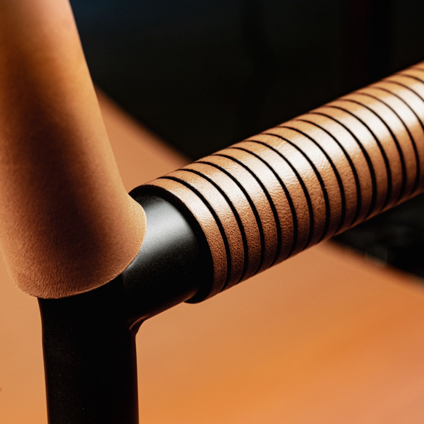 Silla Repose - Hecha a mano en piel vacuna con detalles de latón, totalmente personalizable
