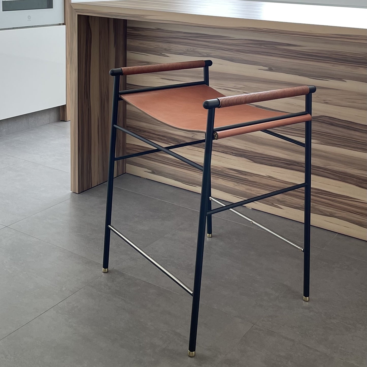 Taburete de cocina Repose - Hecho a mano con cuero y acero con recubrimiento en polvo
