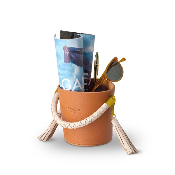 Vela artesanal personalizable de cuero con detalles de latón