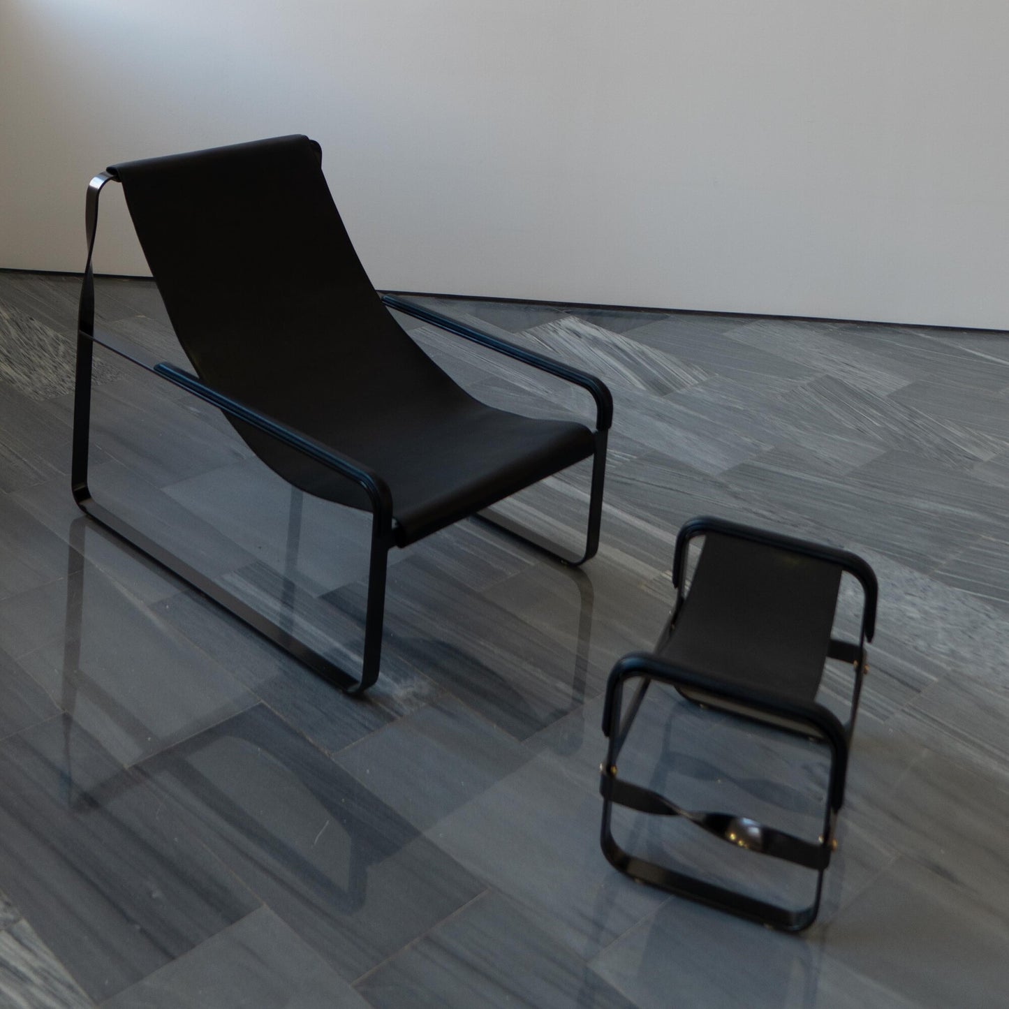 Chaise Longue Wanderlust de cuero y metal hecha a mano