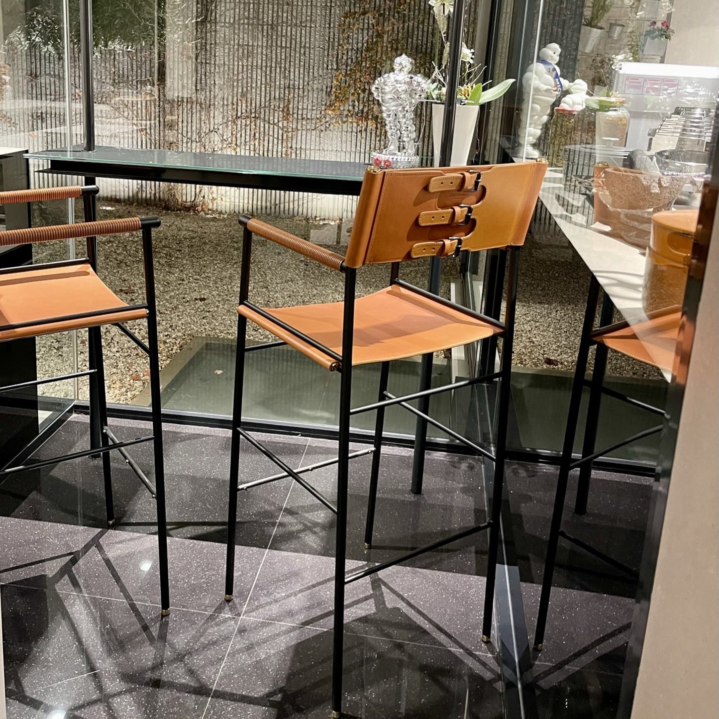 Taburete de bar Repose con respaldo - Piel de vaqueta con detalles de latón