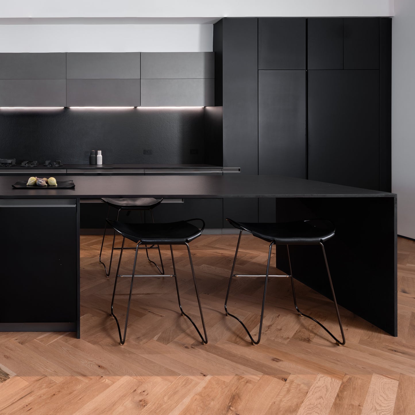 Taburete de cocina Hug - Hecho a mano con cuero vacuno