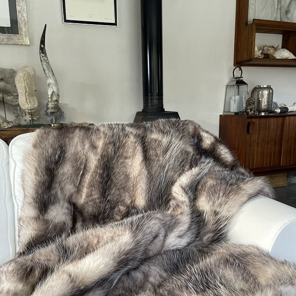 Lujosa manta de piel de zarigüeya, hecha a mano y de origen ético