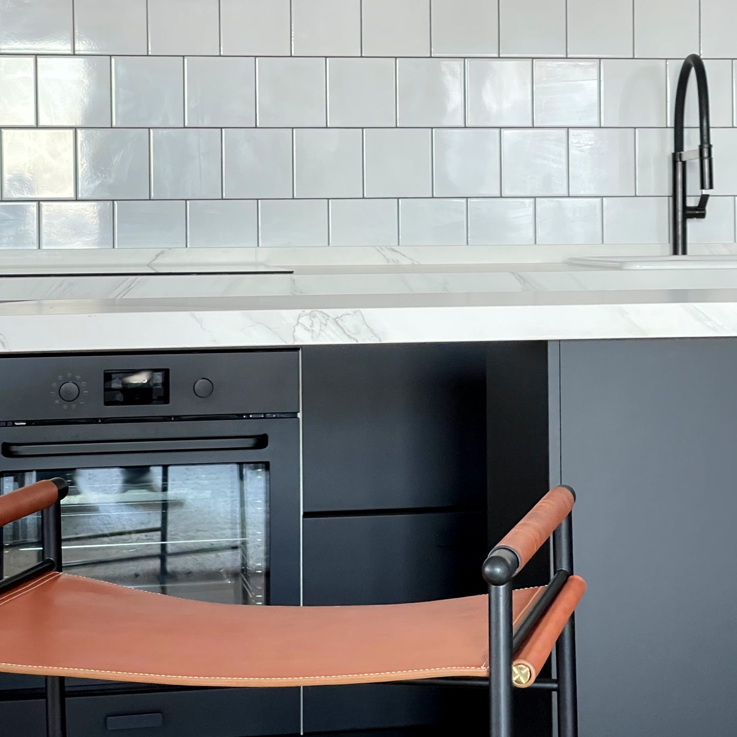 Taburete de cocina Repose - Hecho a mano con cuero y acero con recubrimiento en polvo