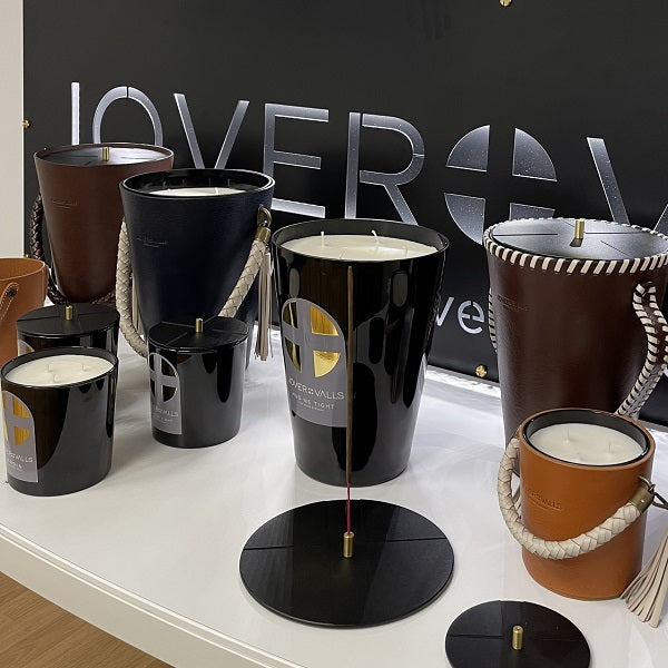 Vela artesanal personalizable de cuero con detalles de latón