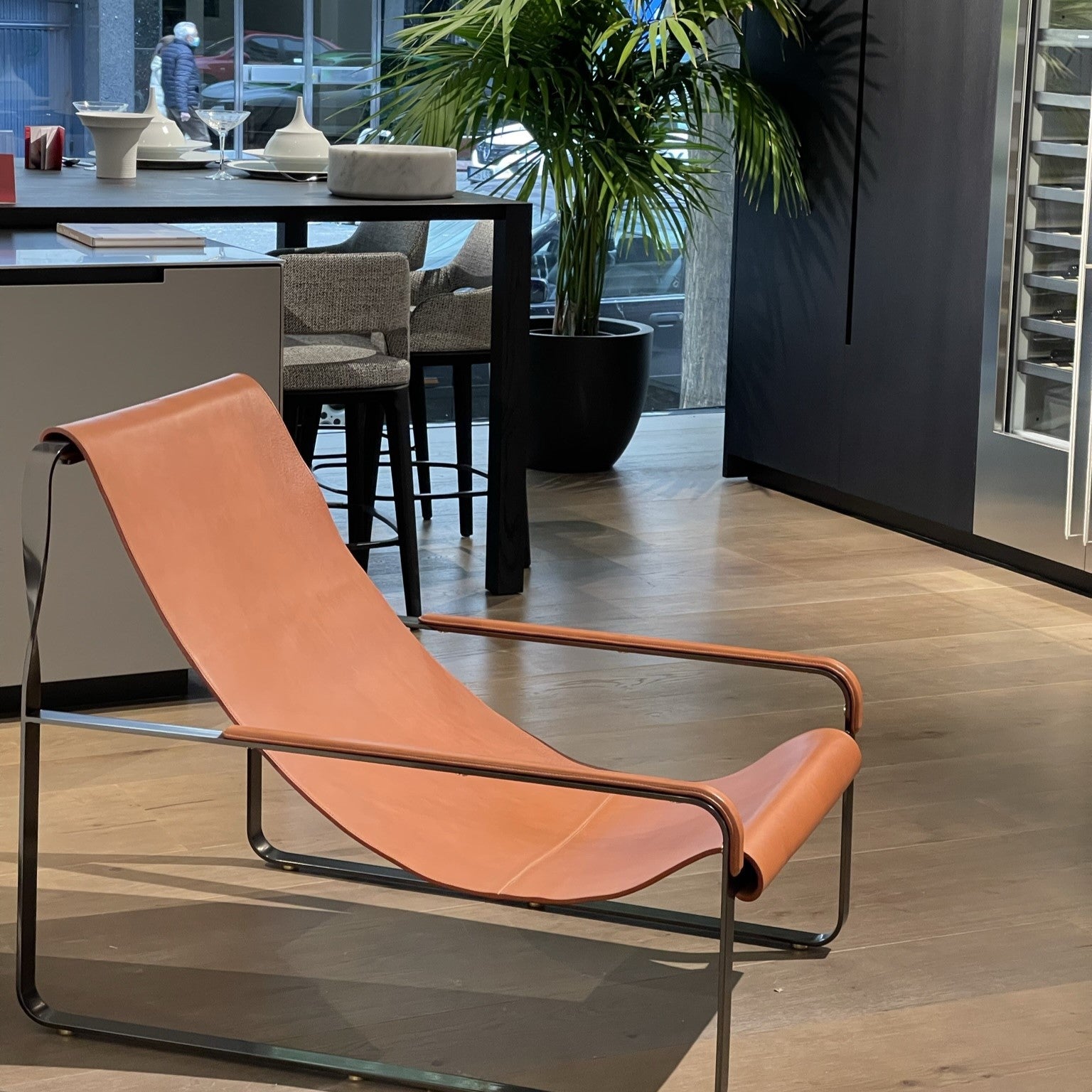 Chaise Longue Wanderlust de cuero y metal hecha a mano