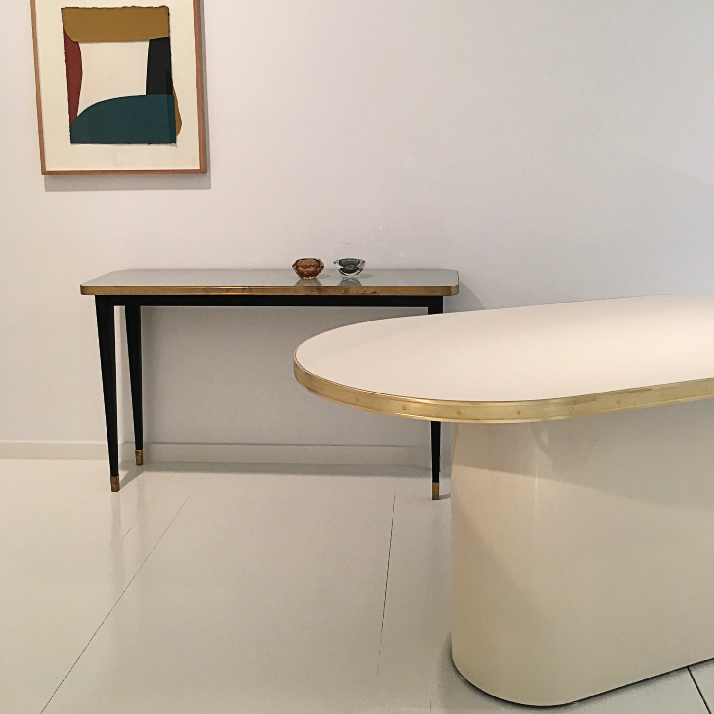 Consola Antique Boutique - Mid-Century con Base Central