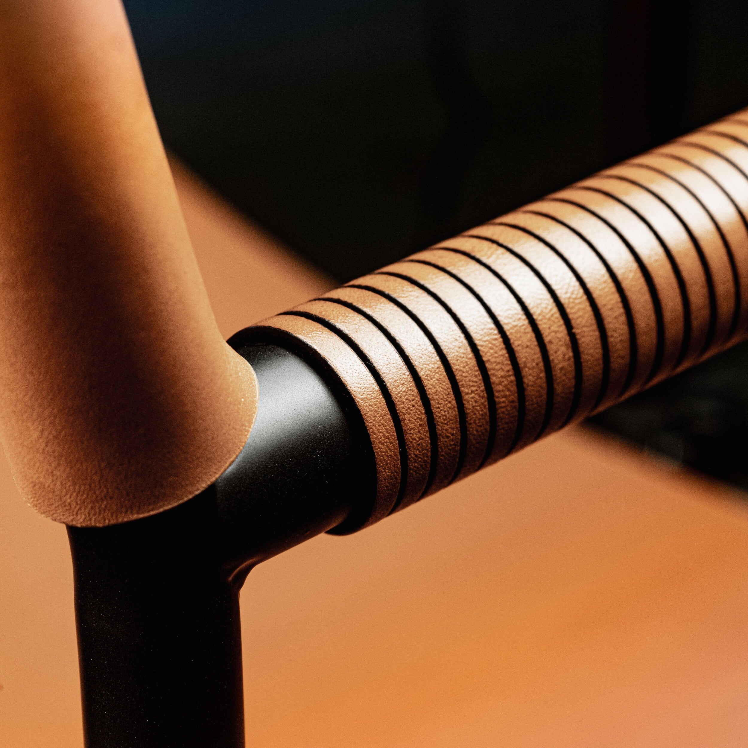 Silla Repose - Hecha a mano en piel vacuna con detalles de latón, totalmente personalizable