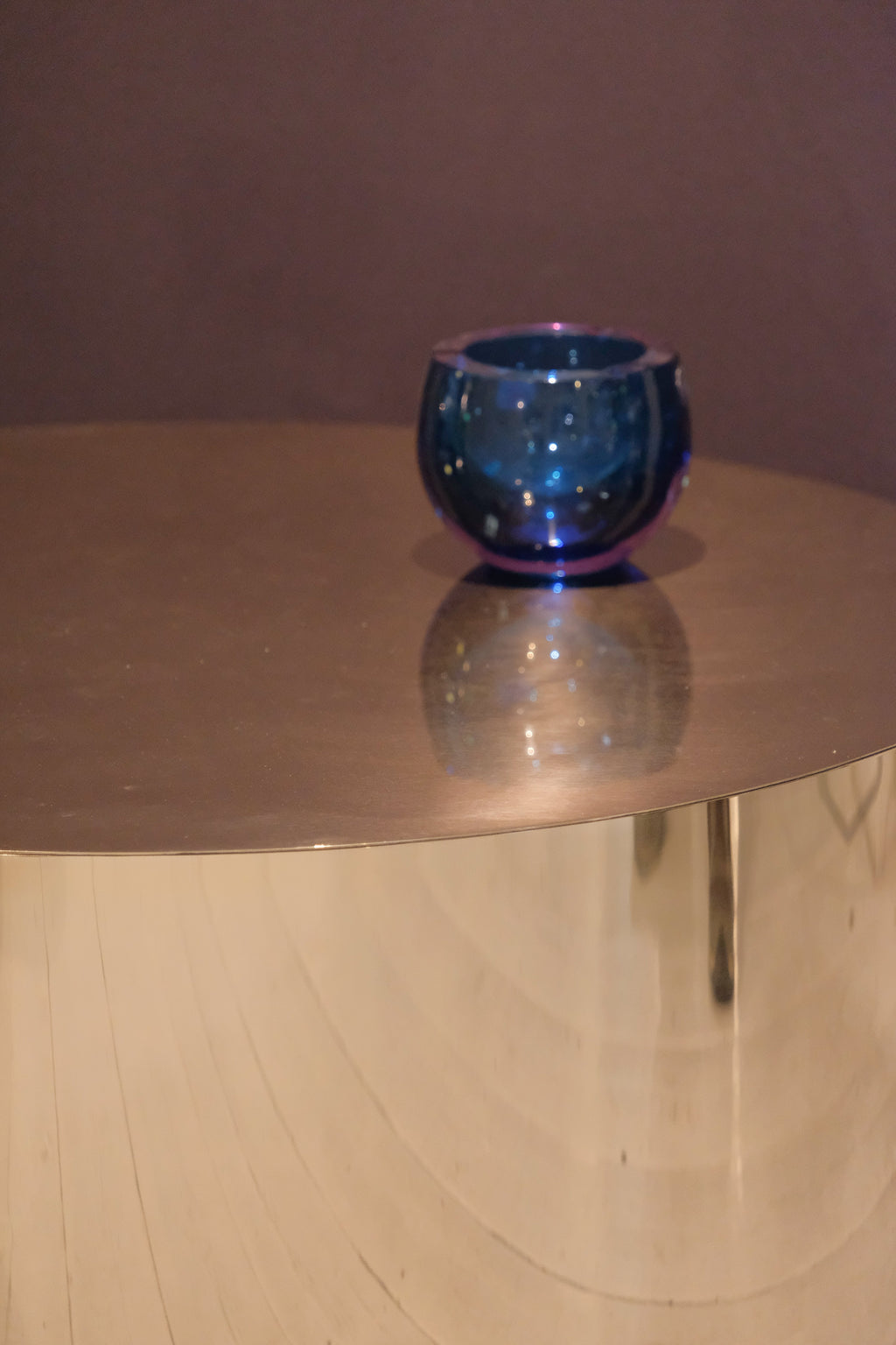 Mesa Auxiliar Cilíndrica Luna en Latón y Acero