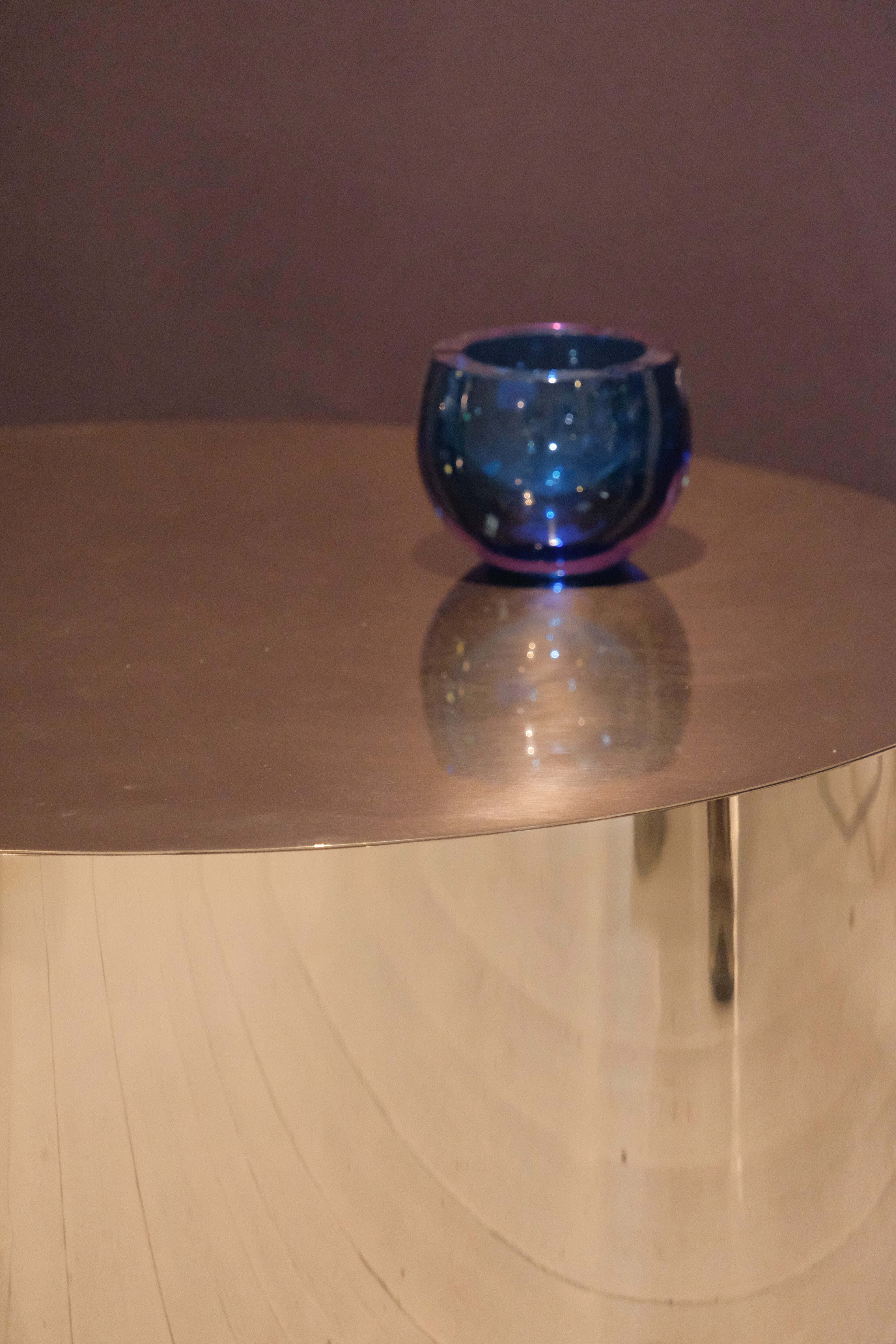 Mesa Auxiliar Cilíndrica Luna en Latón y Acero