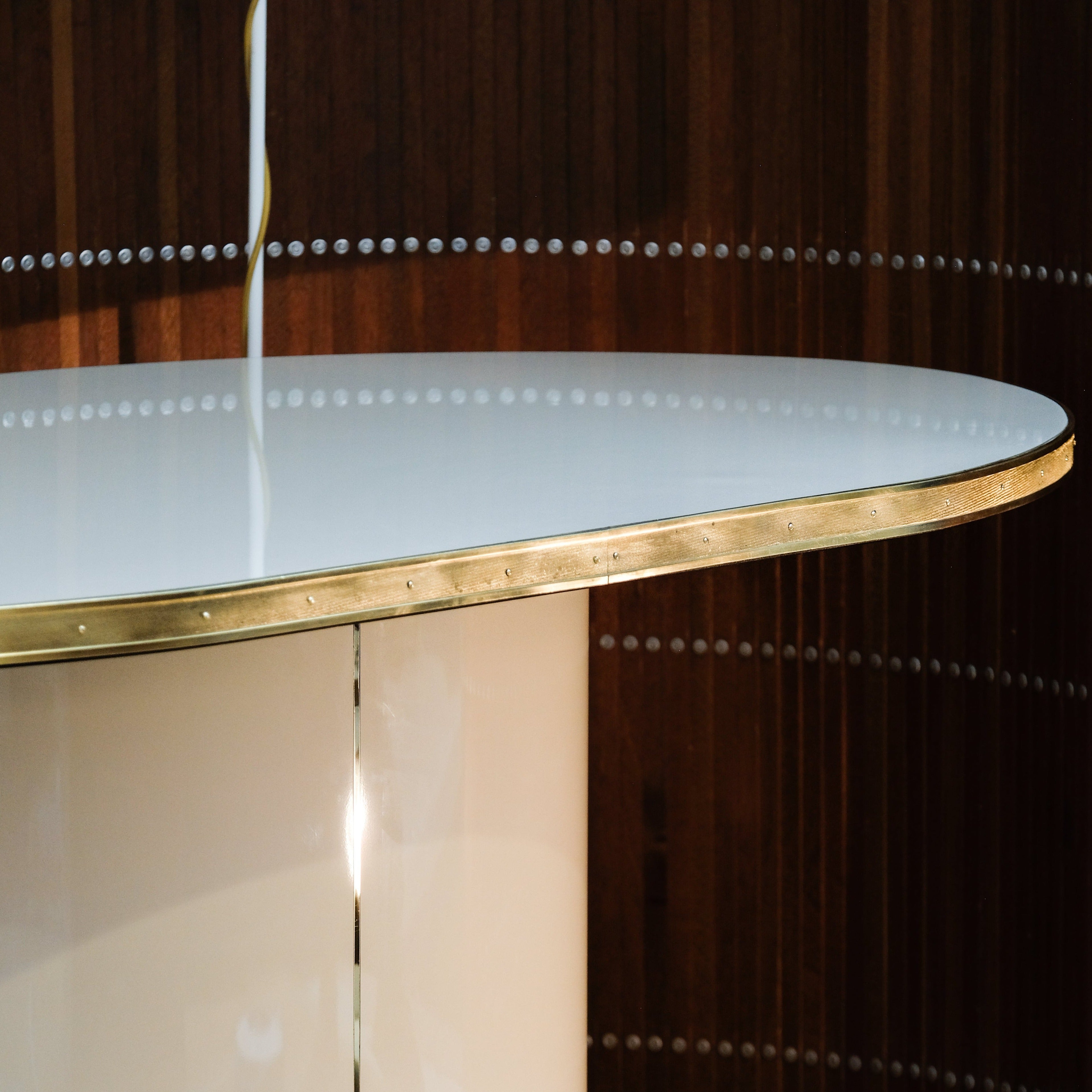 Consola Antique Boutique - Mid-Century con Base Central