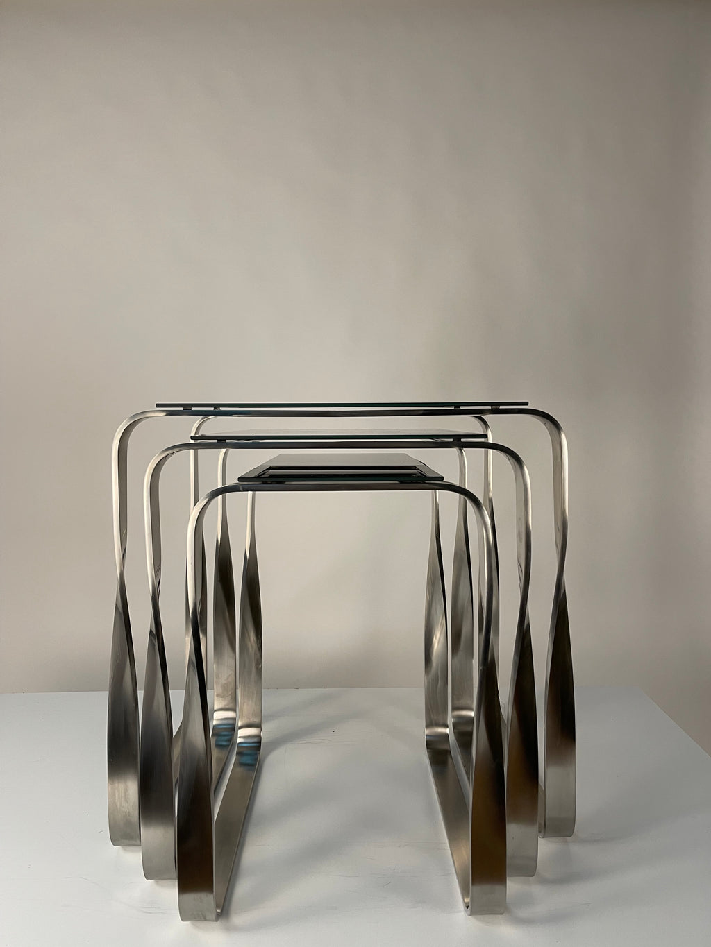 Mesa Auxiliar Nest - Diseño Contemporáneo en Metal y Cristal
