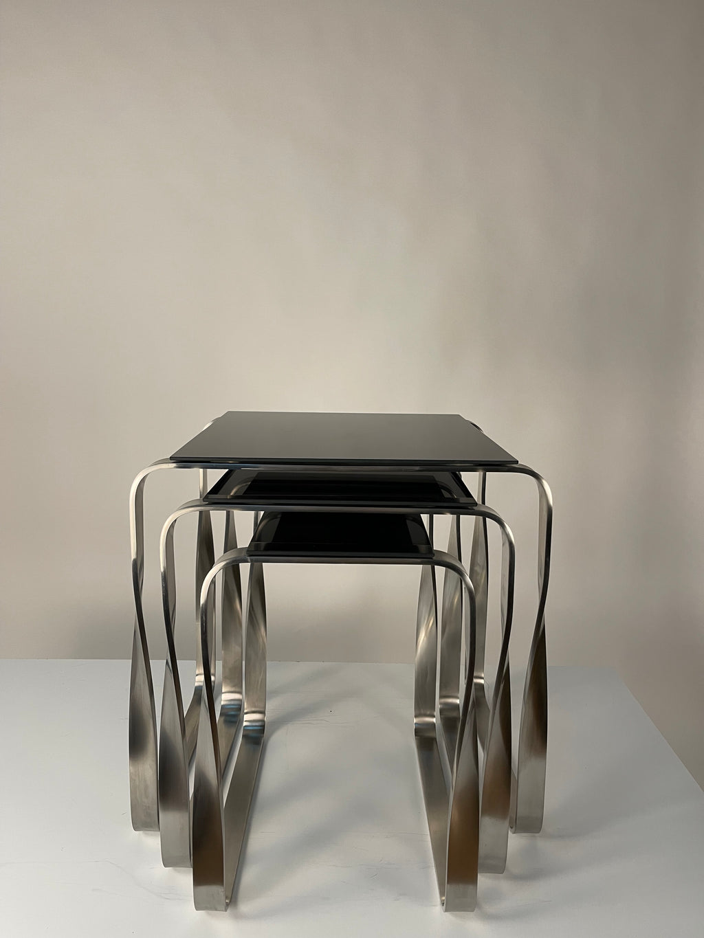 Mesa Auxiliar Nest - Diseño Contemporáneo en Metal y Cristal