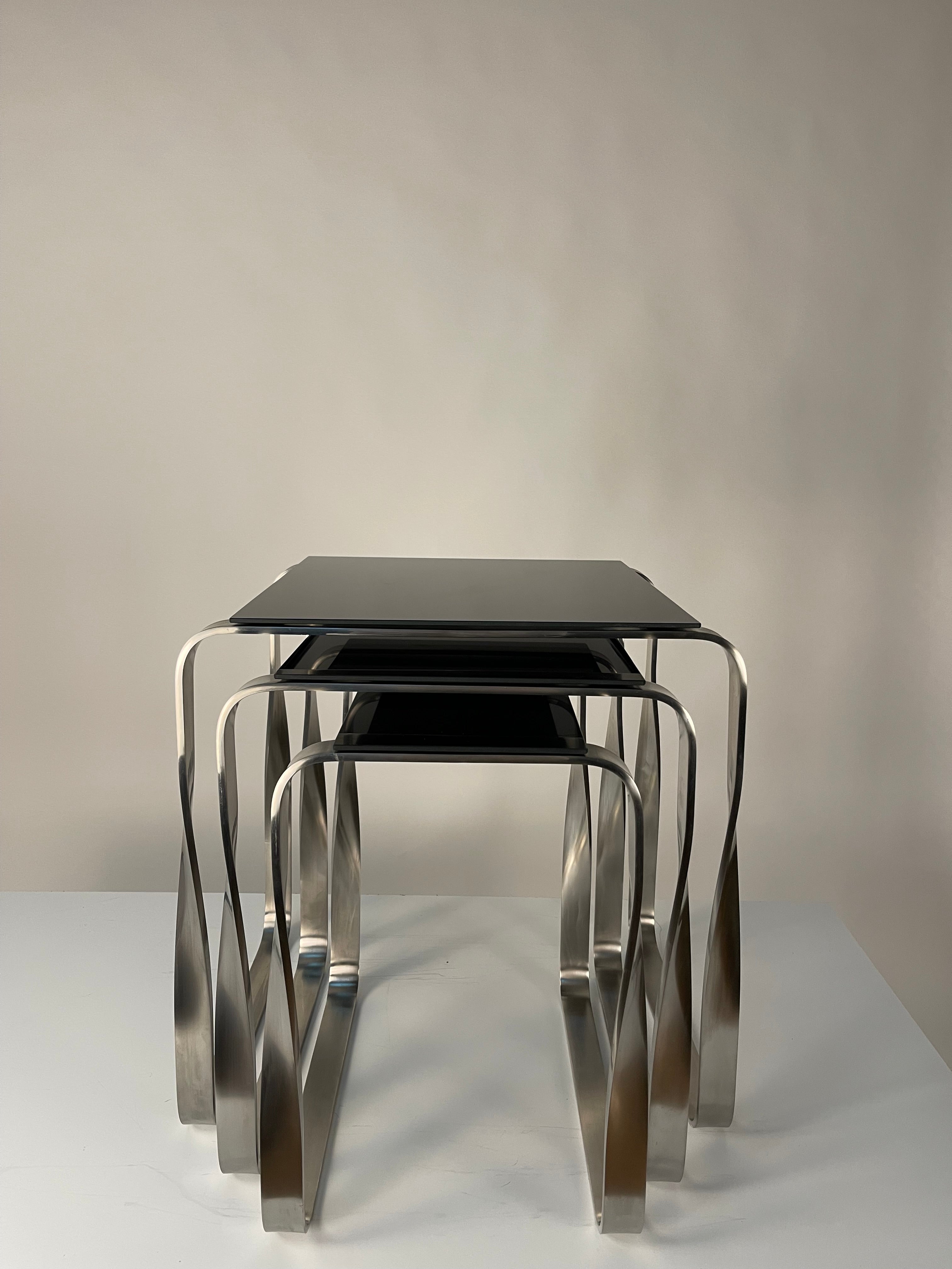 Mesa Auxiliar Nest - Diseño Contemporáneo en Metal y Cristal