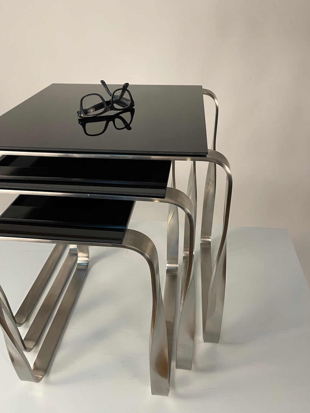 Mesa Auxiliar Nest - Diseño Contemporáneo en Metal y Cristal