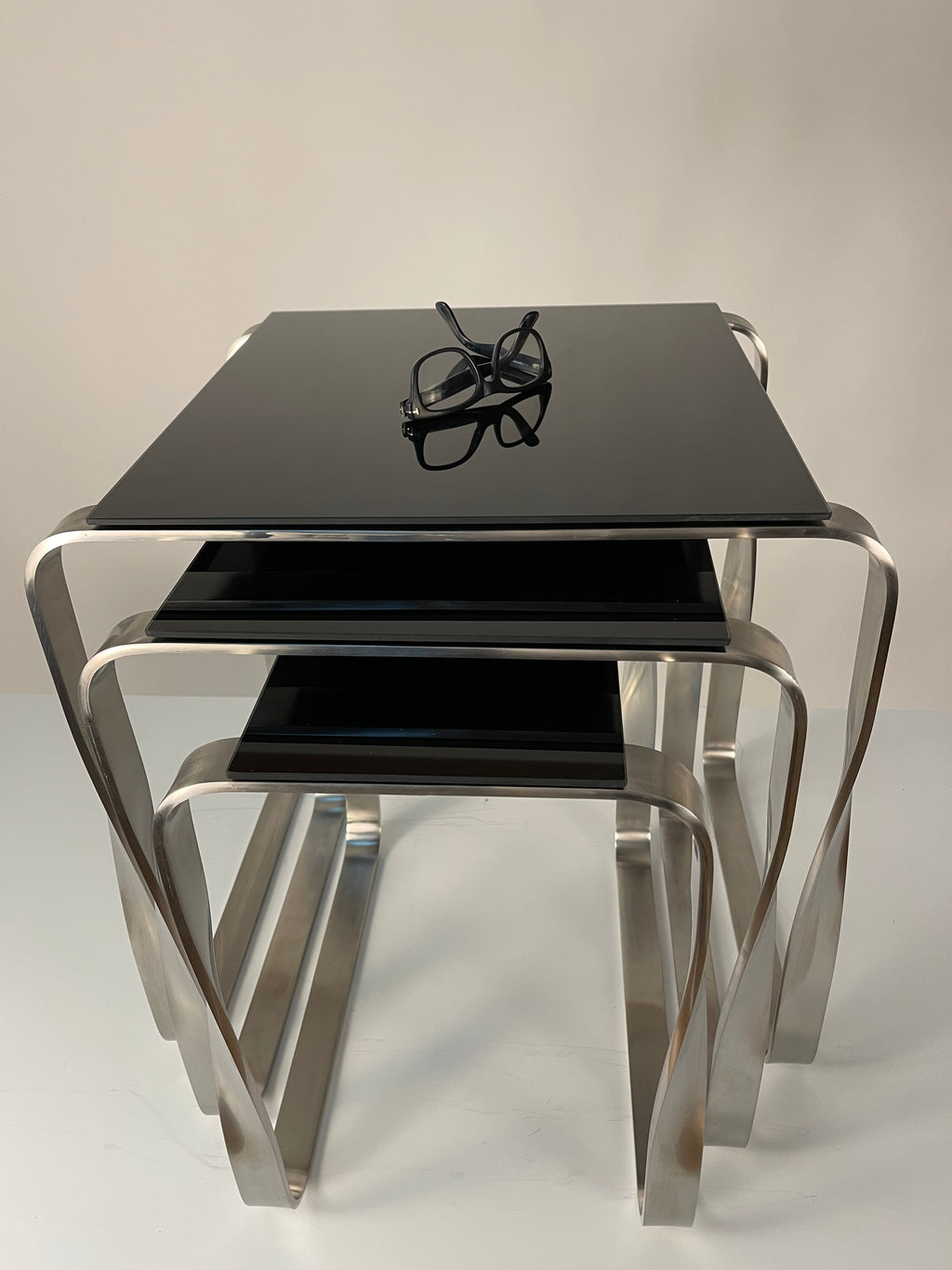 Mesa Auxiliar Nest - Diseño Contemporáneo en Metal y Cristal