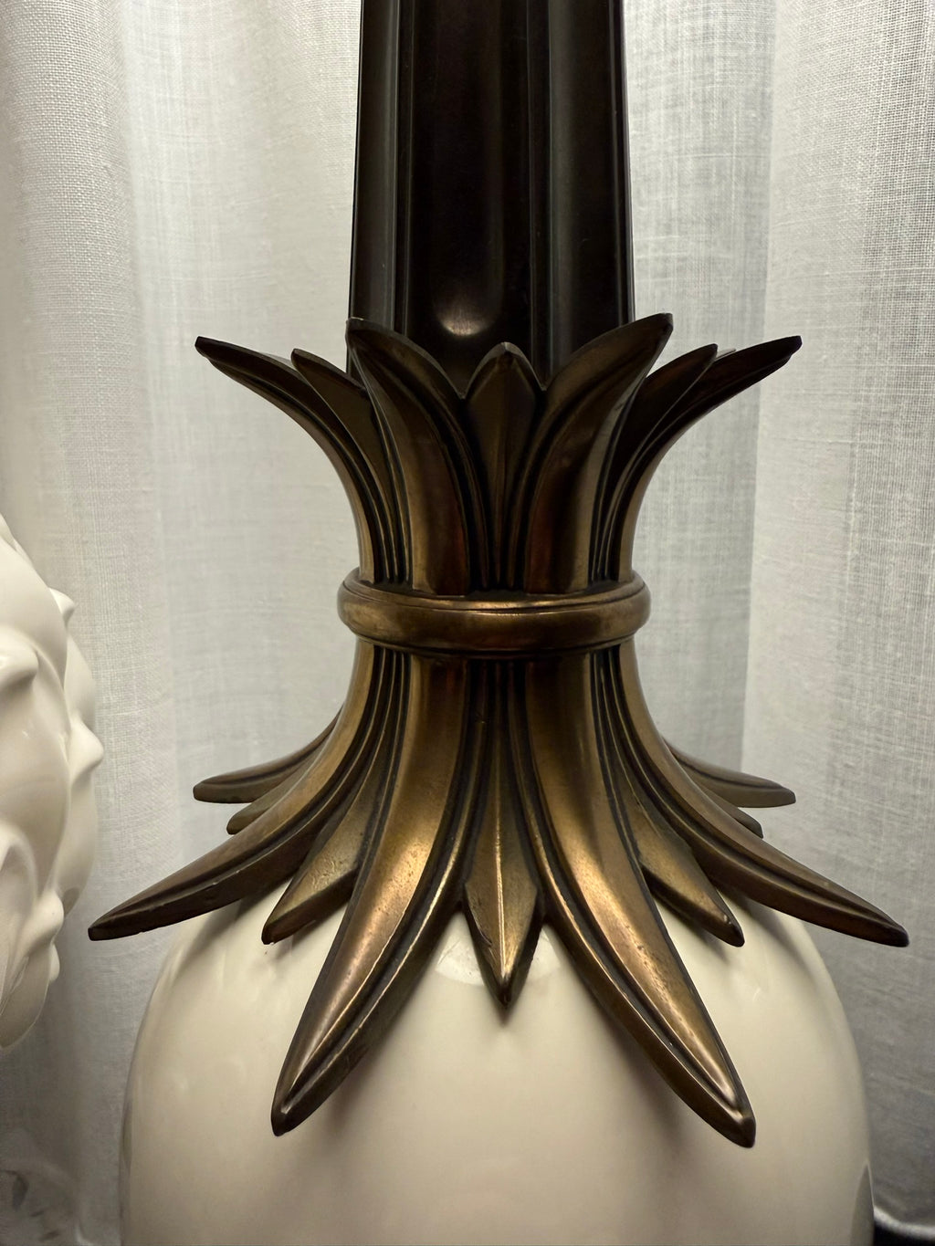 Pareja de Lámparas de Mesa Mid-Century en Bronce Patinado y Porcelana