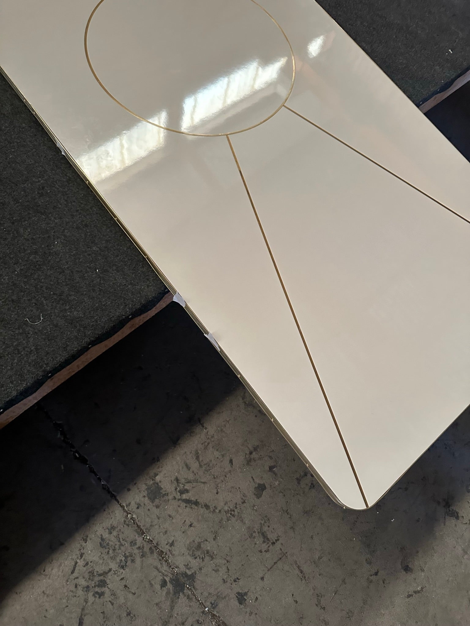 Cabecero de Cama Antique Boutique - Mid-Century con Detalles en Latón