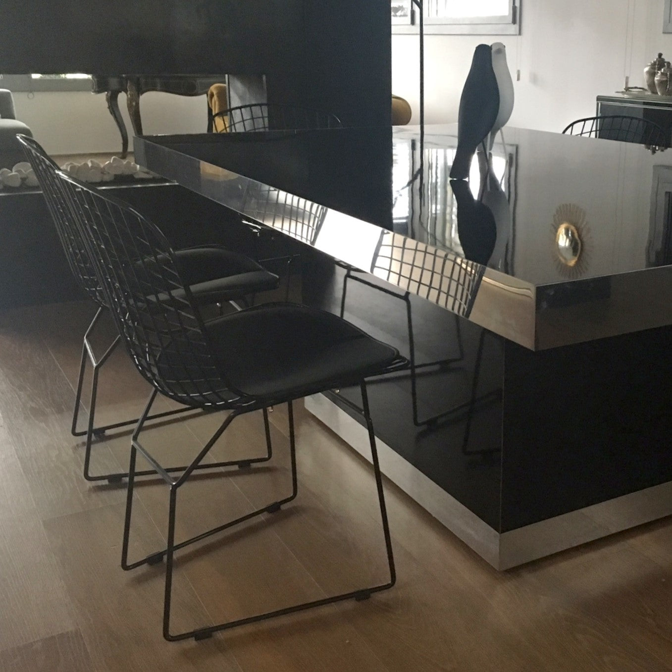Mesa Antique Boutique Cuadrada con Perfil Satinado