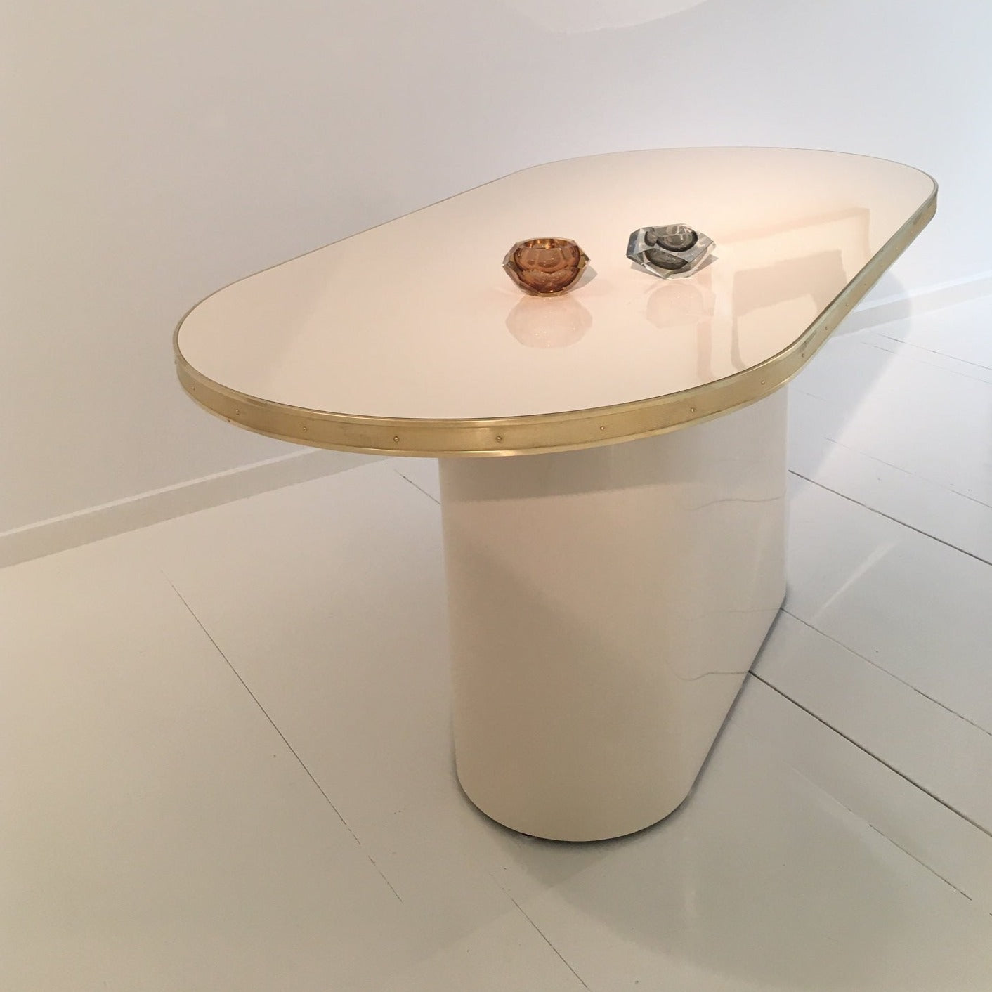 Consola Antique Boutique - Mid-Century con Base Central