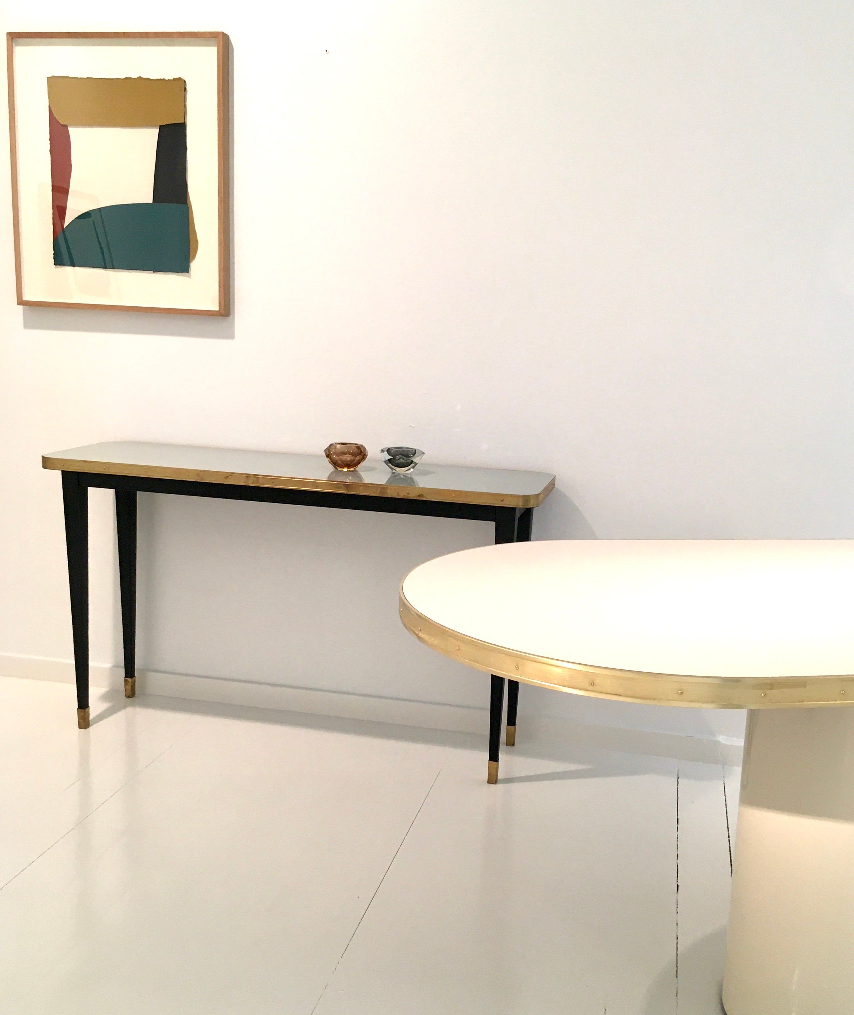 Consola Antique Boutique - Mid-Century con Detalles en Latón
