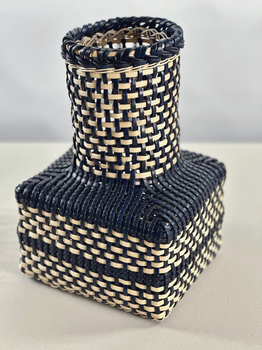 Cesta Japanese Ikebana en Cuero y Caña - Navy & Off White