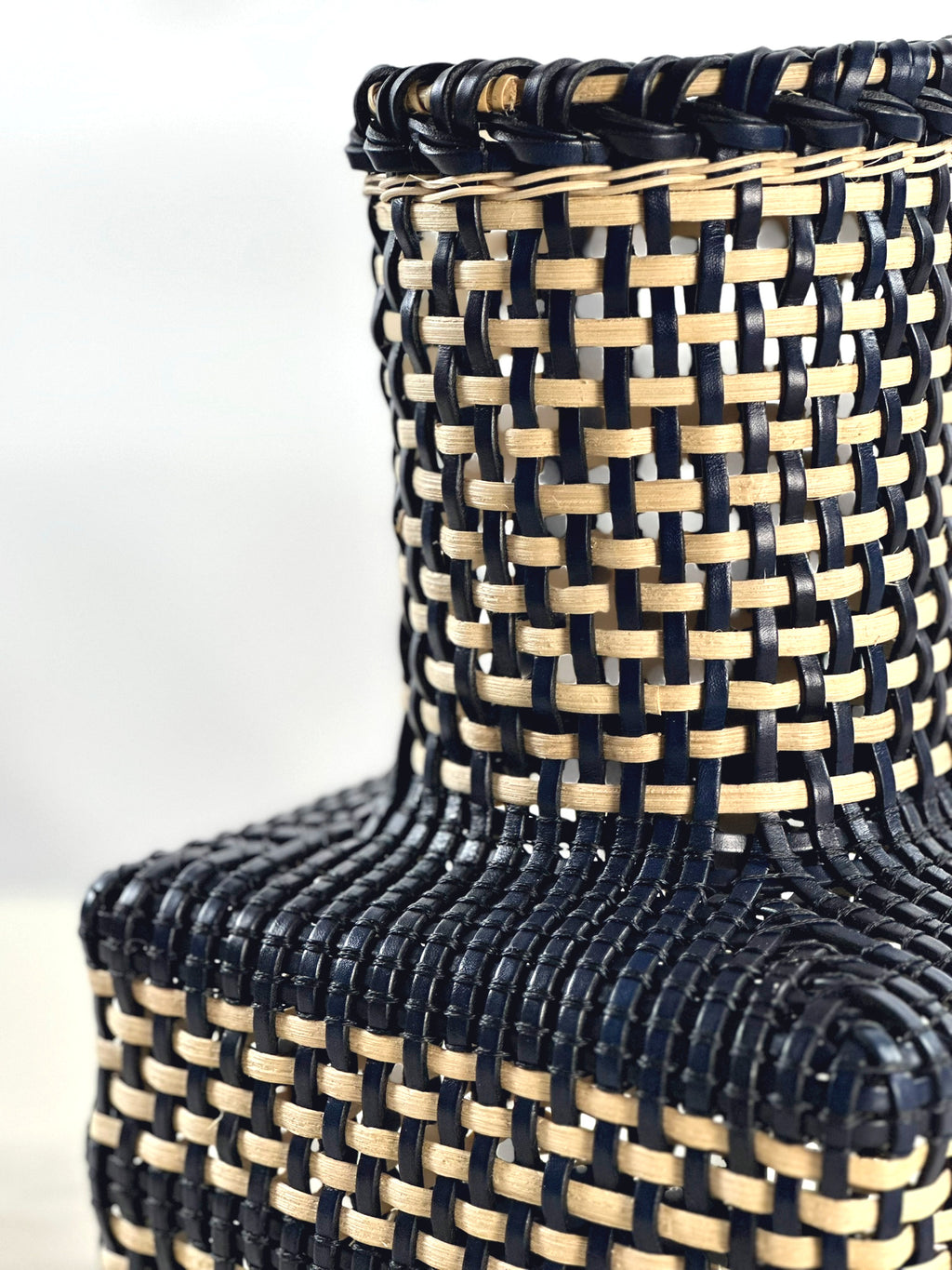 Cesta Japanese Ikebana en Cuero y Caña - Navy & Off White