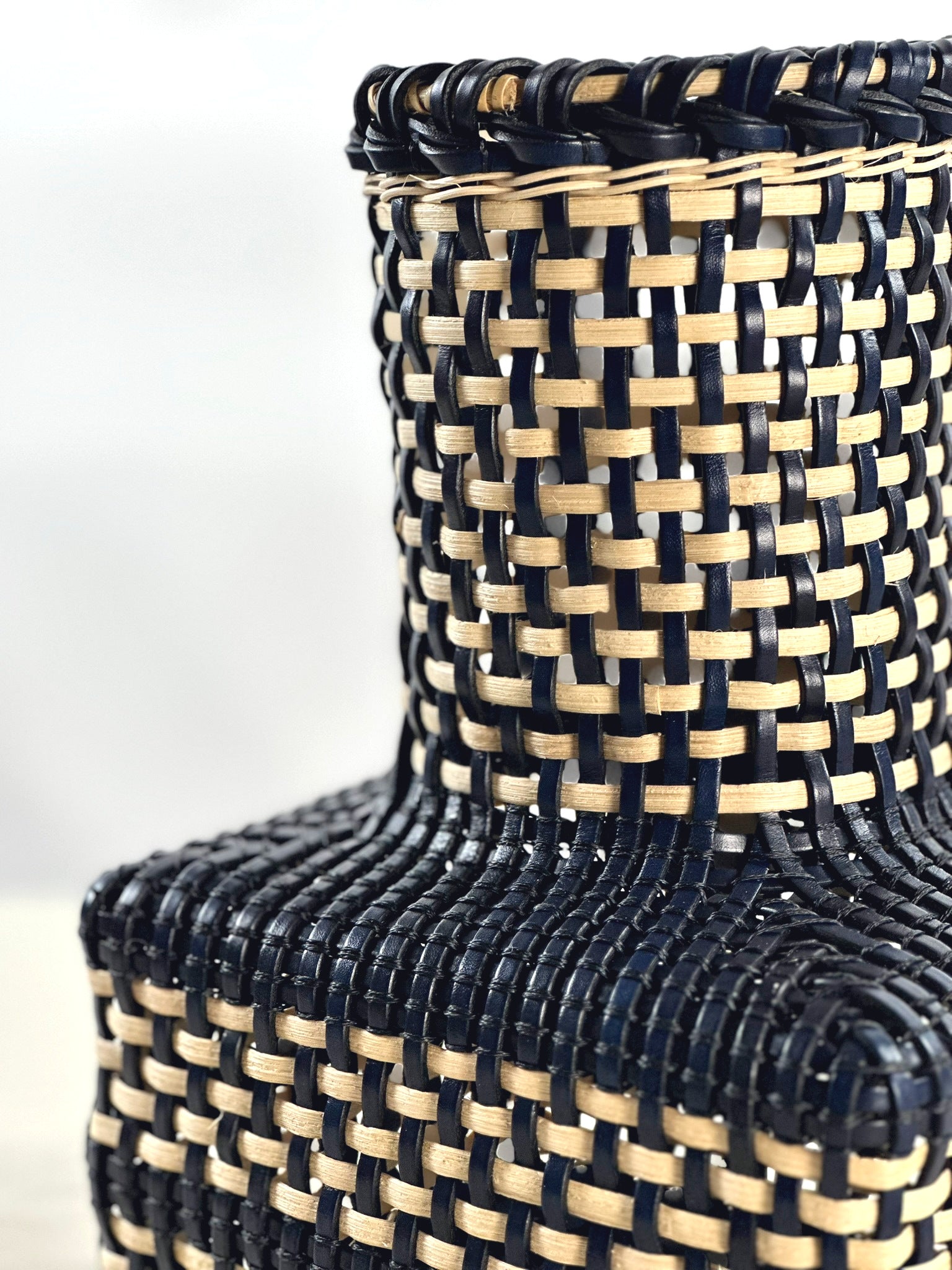 Cesta Japanese Ikebana en Cuero y Caña - Navy & Off White