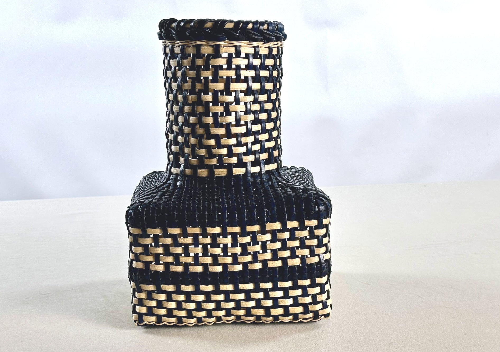 Cesta Japanese Ikebana en Cuero y Caña - Navy & Off White
