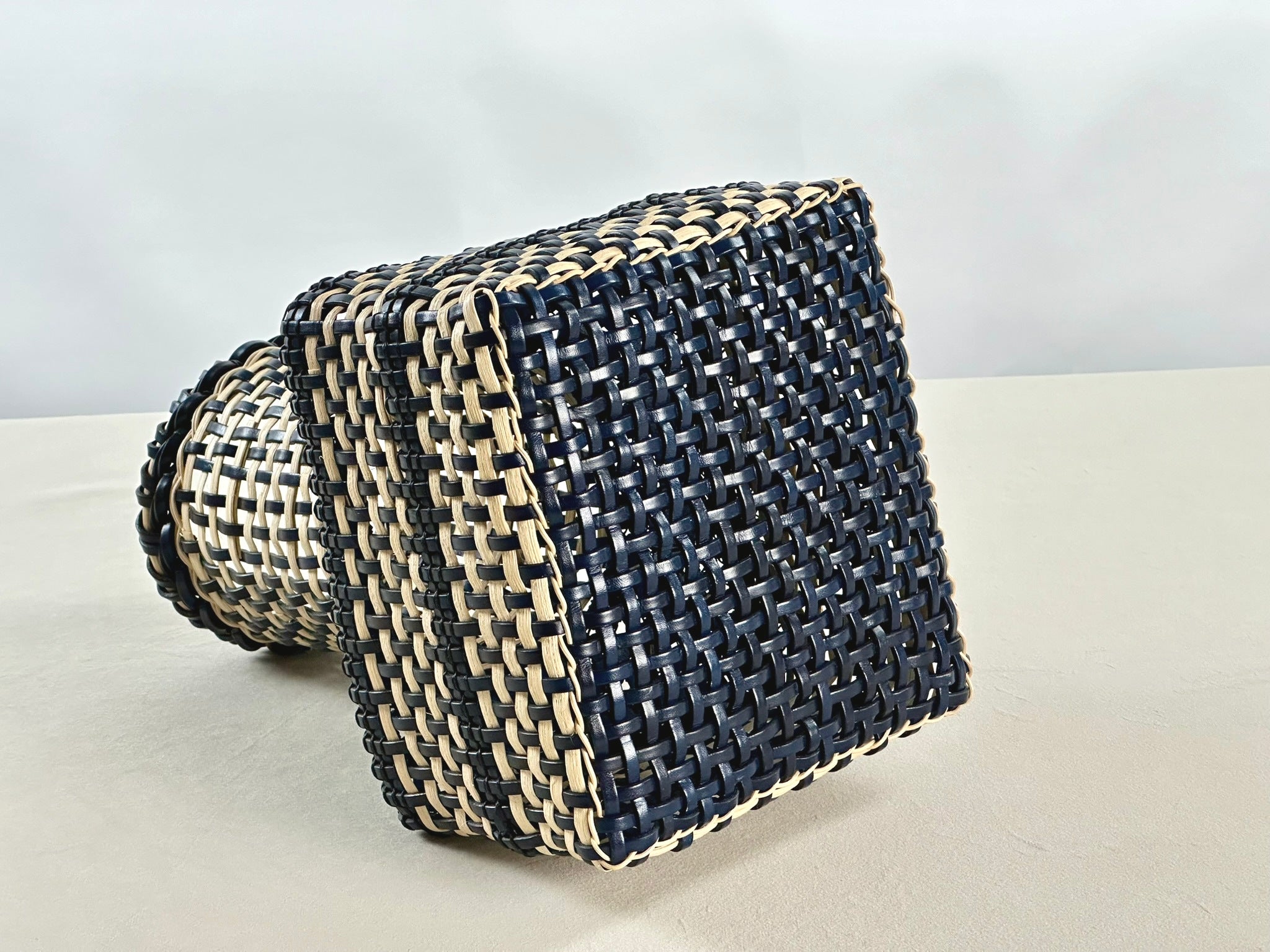 Cesta Japanese Ikebana en Cuero y Caña - Navy & Off White