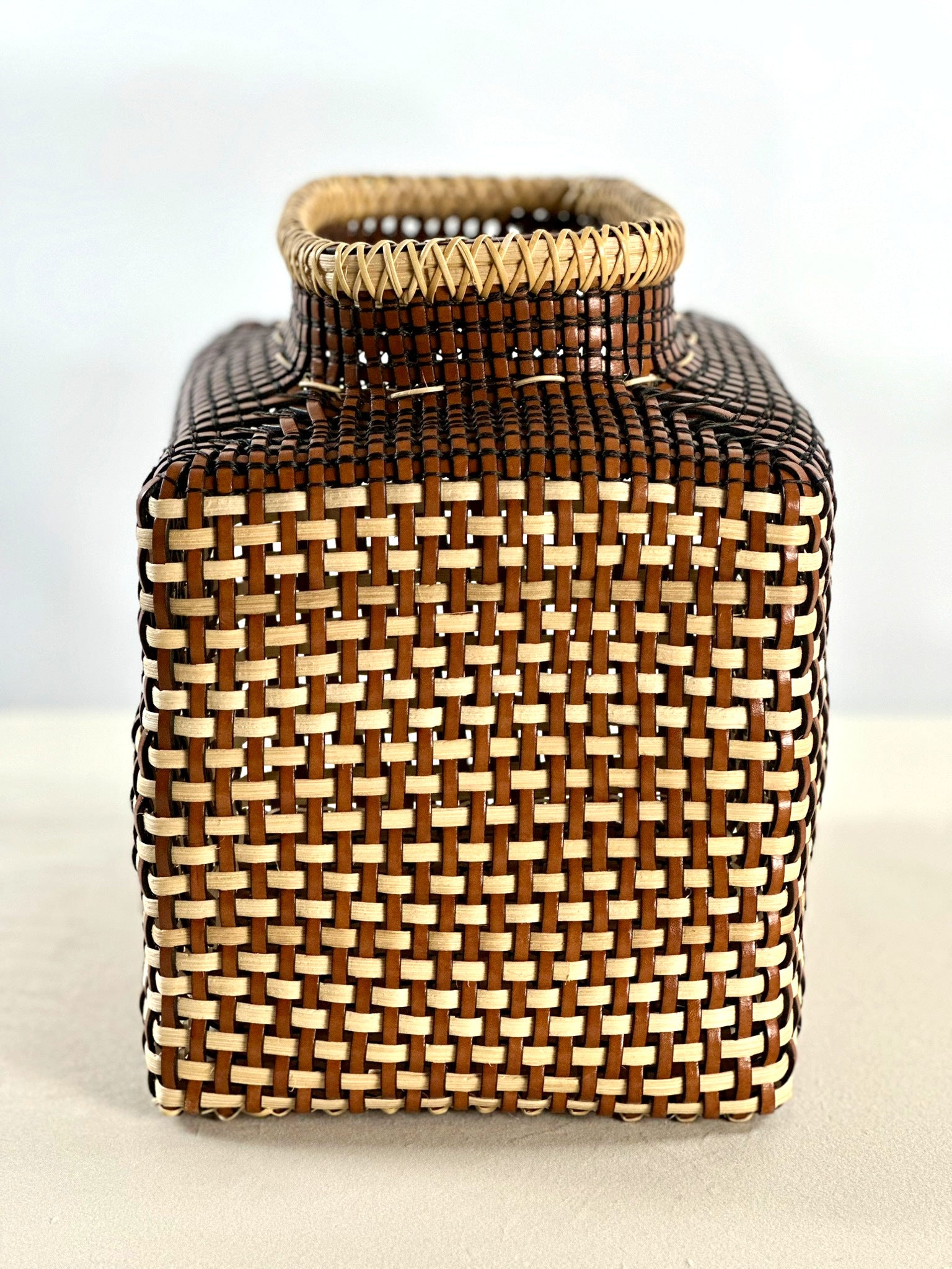 Cesta Japanese Ikebana en Cuero y Caña - Cognac & Off White
