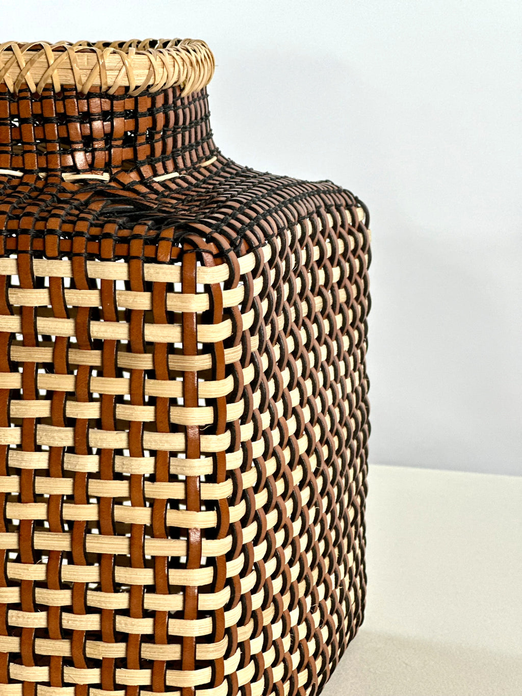 Cesta Japanese Ikebana en Cuero y Caña - Cognac & Off White
