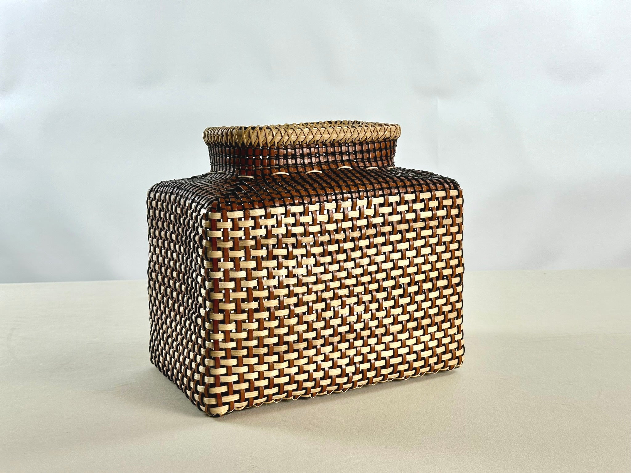 Cesta Japanese Ikebana en Cuero y Caña - Cognac & Off White