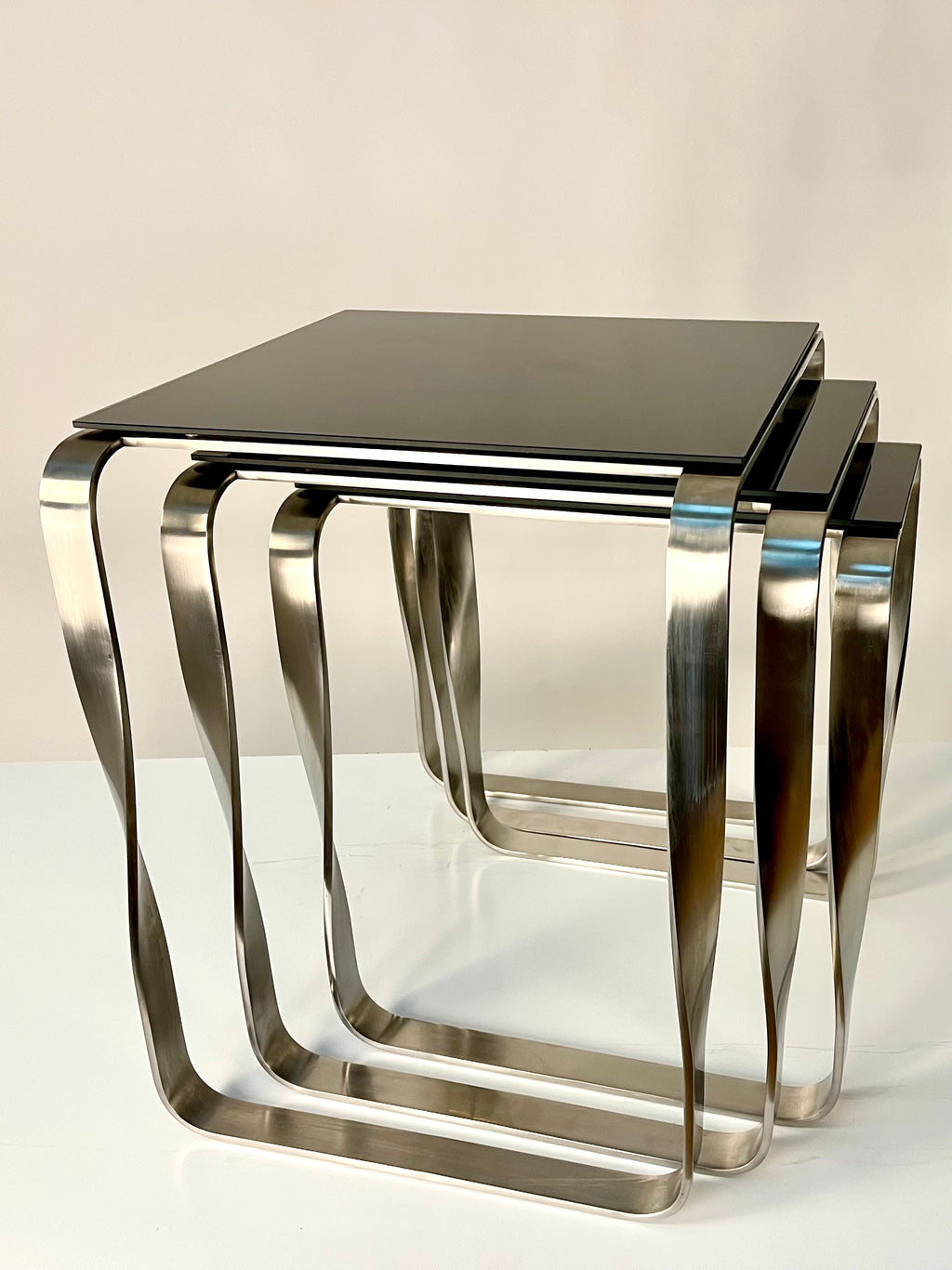 Mesa Auxiliar Nest - Diseño Contemporáneo en Metal y Cristal