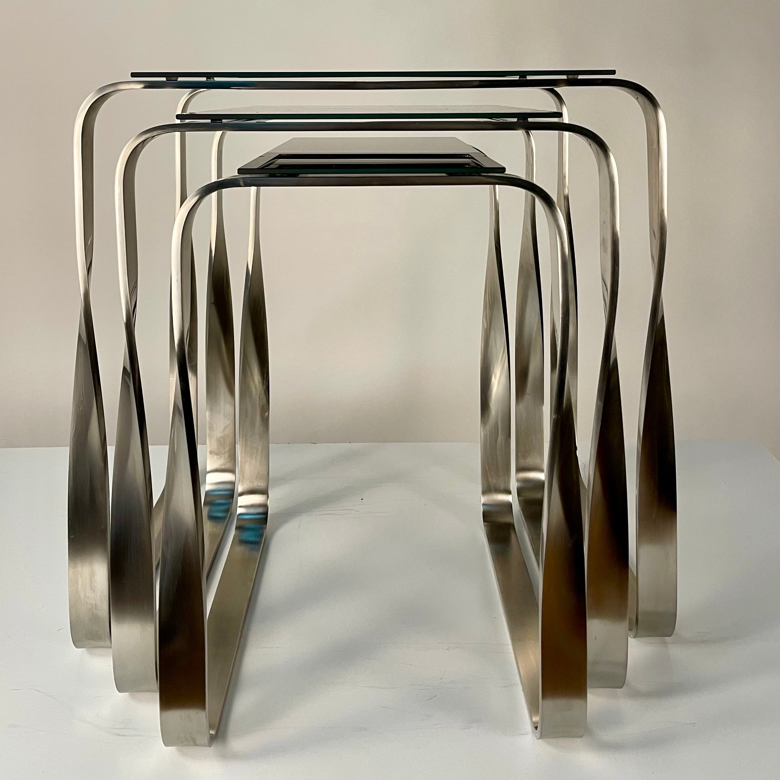 Mesa Auxiliar Nest - Diseño Contemporáneo en Metal y Cristal