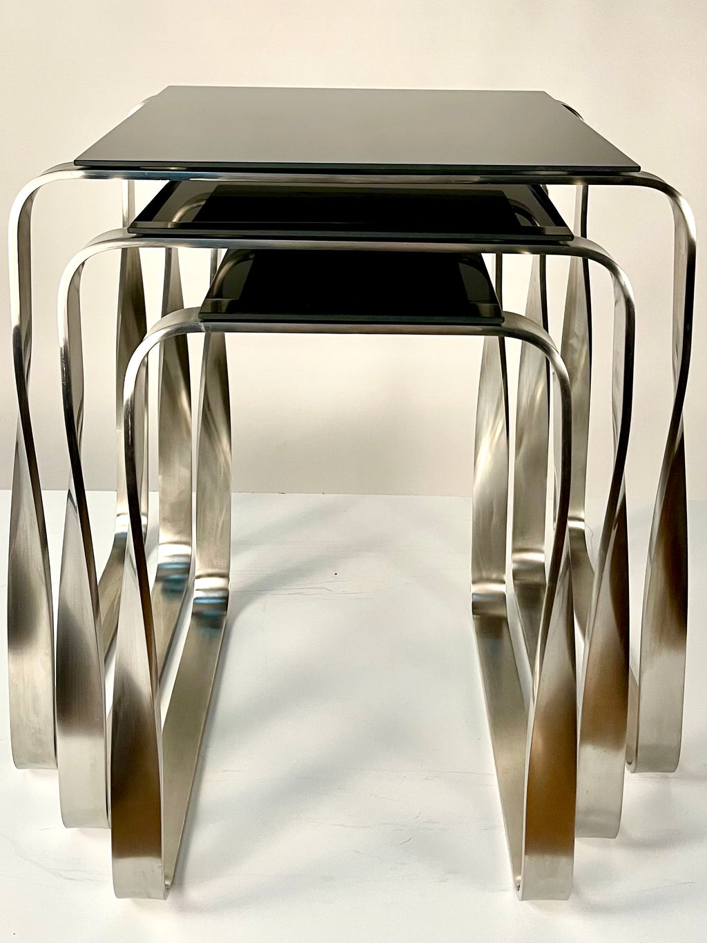 Mesa Auxiliar Nest - Diseño Contemporáneo en Metal y Cristal