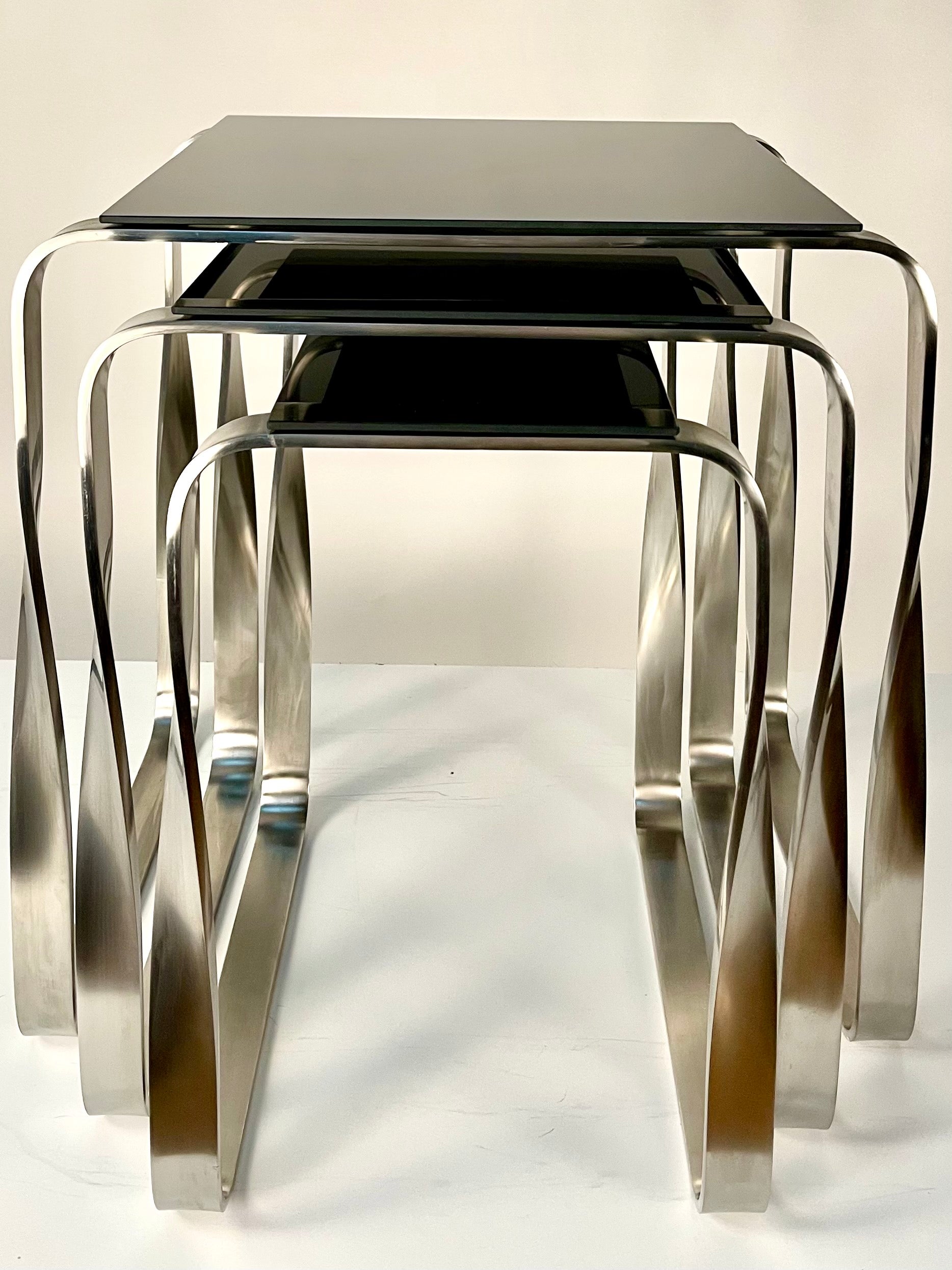 Mesa Auxiliar Nest - Diseño Contemporáneo en Metal y Cristal