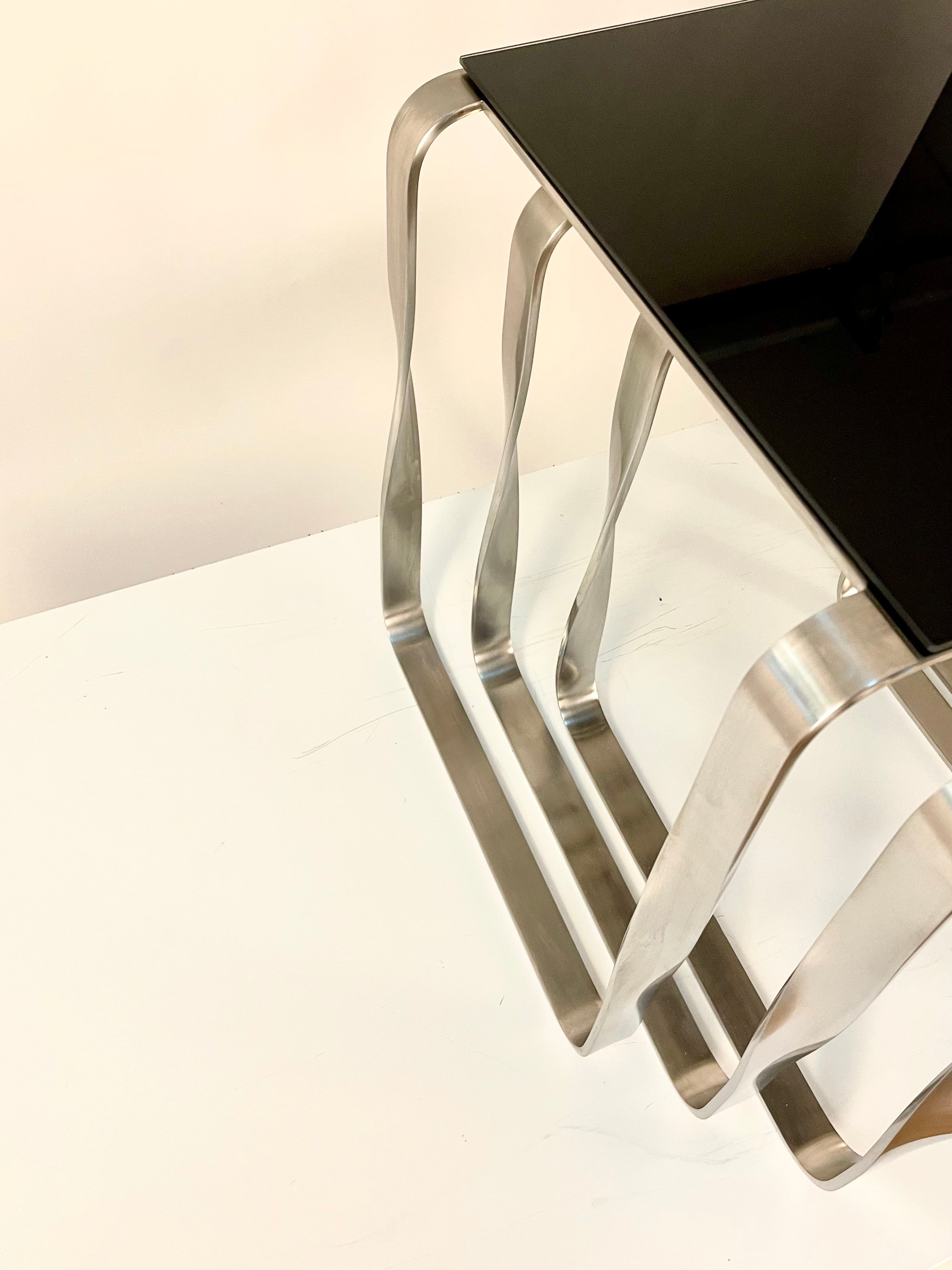Mesa Auxiliar Nest - Diseño Contemporáneo en Metal y Cristal