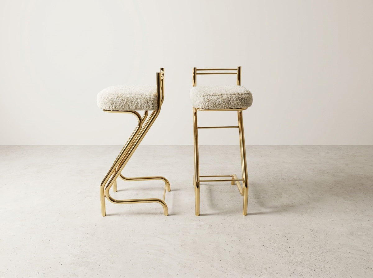 Pareja de Taburetes de Bar Mid-Century Z-Frame en Acabado Dorado y Shearling Natural