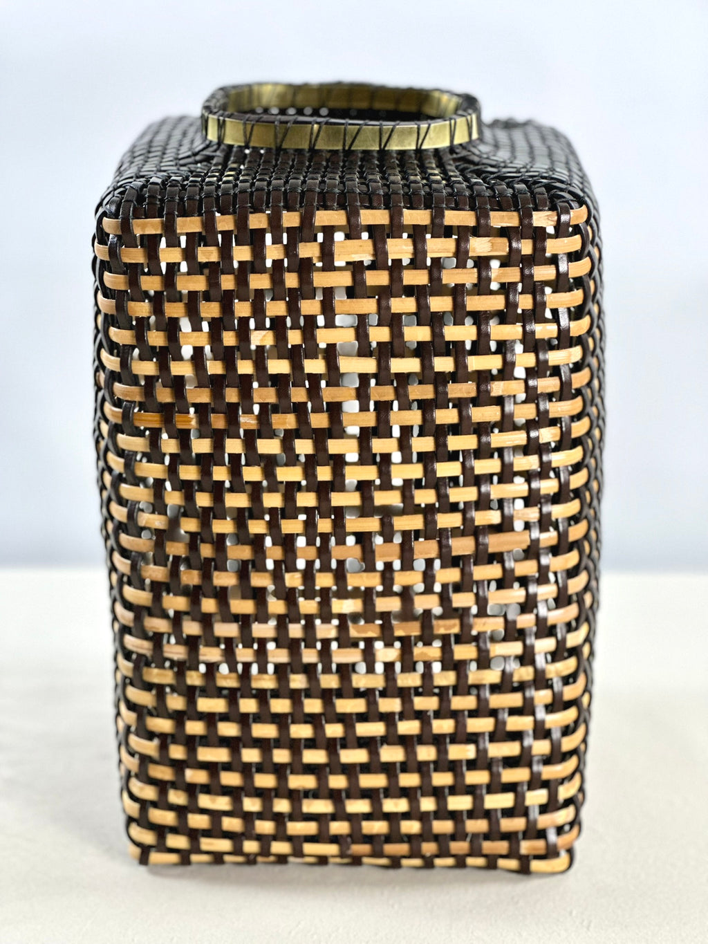 Cesta Chinese Tibor en Cuero y Caña - Dark Brown & Off White