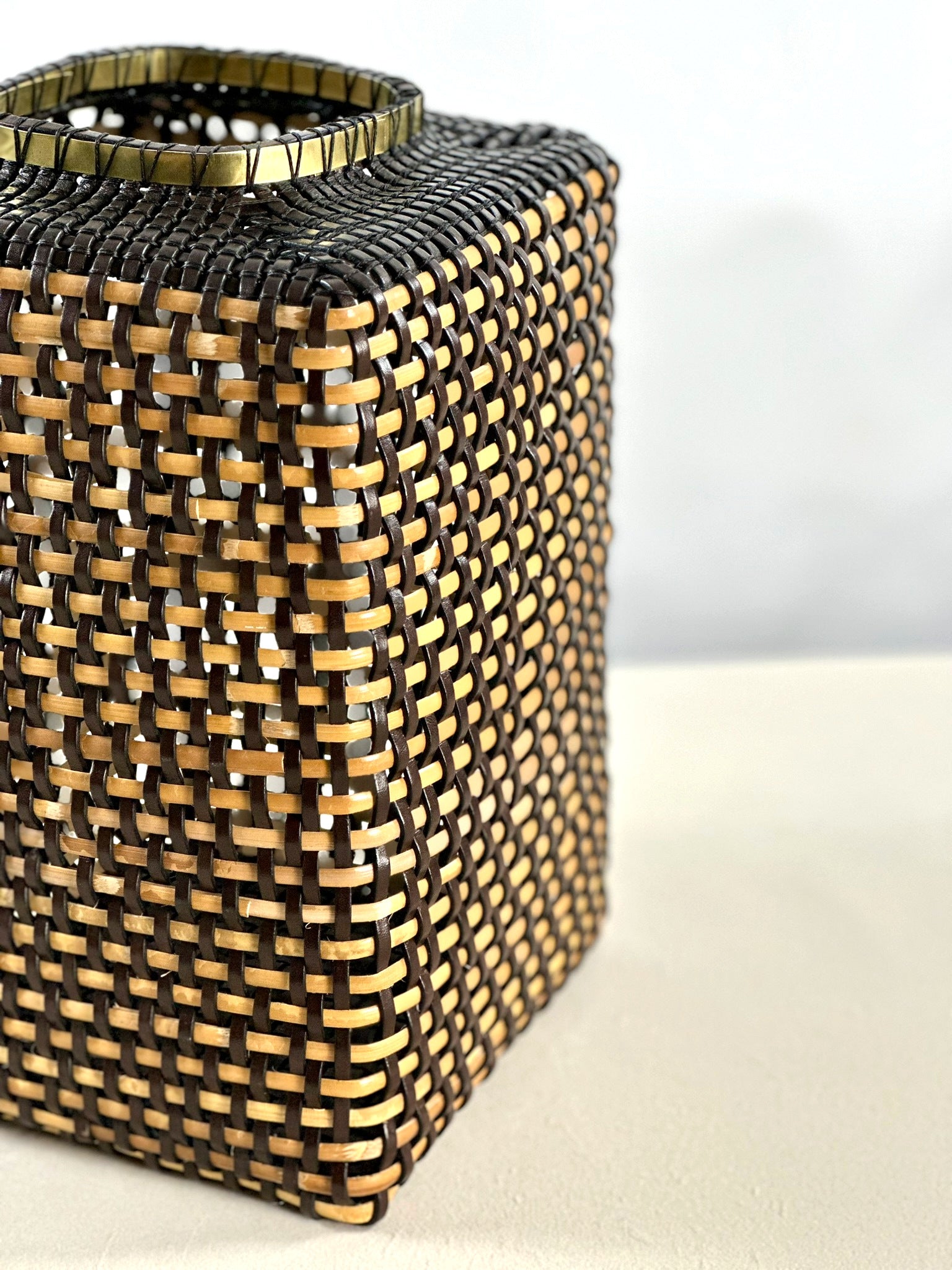 Cesta Chinese Tibor en Cuero y Caña - Dark Brown & Off White