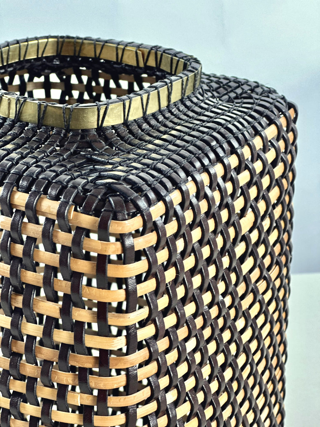 Cesta Chinese Tibor en Cuero y Caña - Dark Brown & Off White